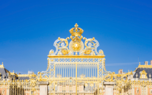 bangunan yang dilapisi emas